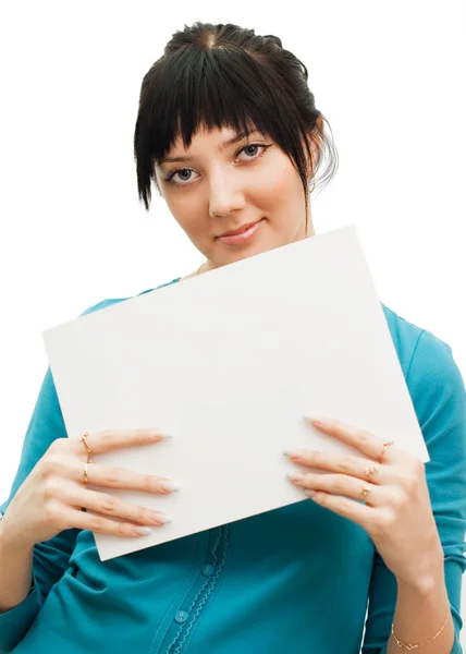 Mulher mostrando uma folha de papel em branco — Fotografia de Stock