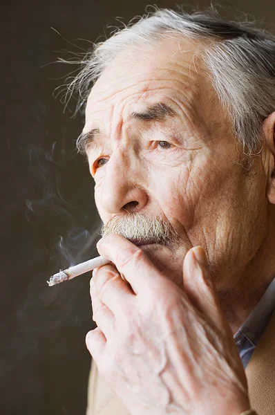 Starý muž s knírem v saku — Stock fotografie