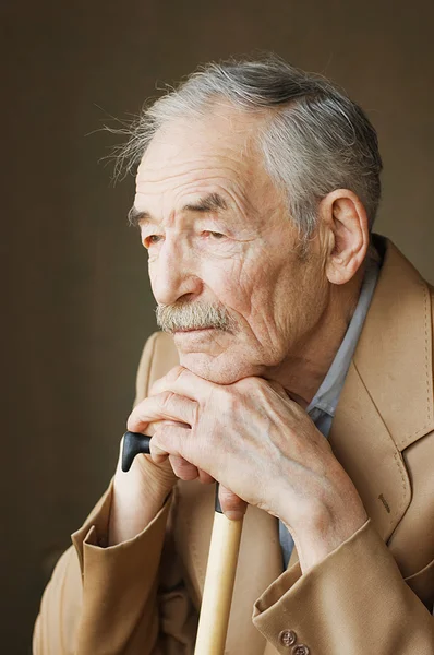 Stary człowiek z wąsy w kurtkę — Zdjęcie stockowe