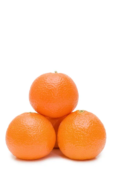 Mandarines fraîches isolées sur blanc — Photo