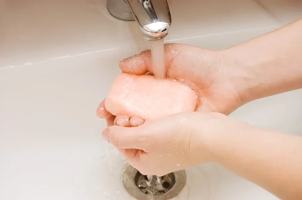 Frau wäscht sich unter Laufen die Hand — Stockfoto