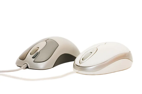 Mouse de computador com cabo em branco — Fotografia de Stock