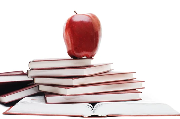 Stapel boeken en apple geïsoleerd — Stockfoto
