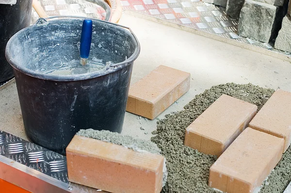 Ведро с бетоном и кирпичами — стоковое фото