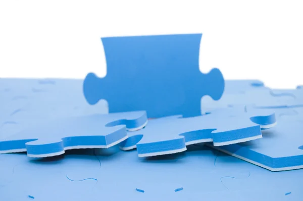 Teil eines blauen Puzzles ausgefallen — Stockfoto