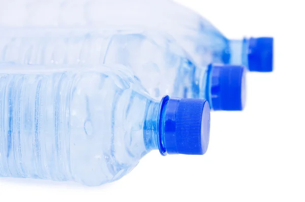 Botellas de agua aisladas en blanco — Stok fotoğraf