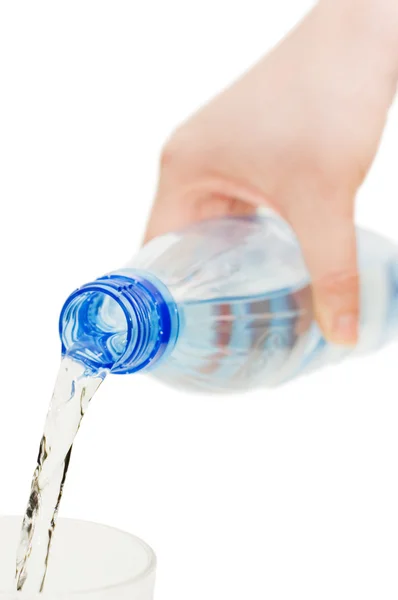 A menina derrama água em um copo — Fotografia de Stock