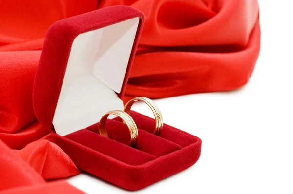 Rote Schachtel mit zwei goldenen Eheringen — Stockfoto