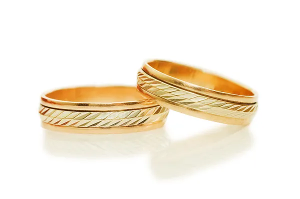 Dos anillos de bodas dorados. Aislado sobre blanco — Foto de Stock