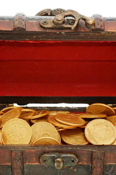 Ataúd de madera lleno de monedas aisladas — Foto de Stock