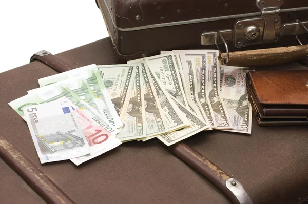 Деньги лежат на старом чемодане. — стоковое фото
