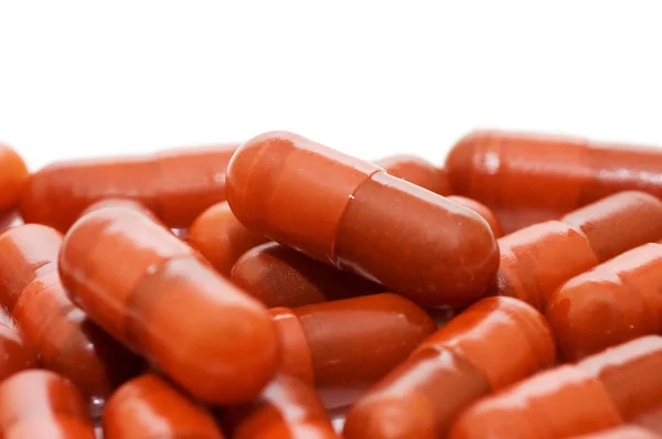 Heap de comprimidos isolados em branco — Fotografia de Stock