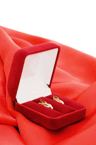 Kırmızı bir kutu içinde altın küpe — Stok fotoğraf