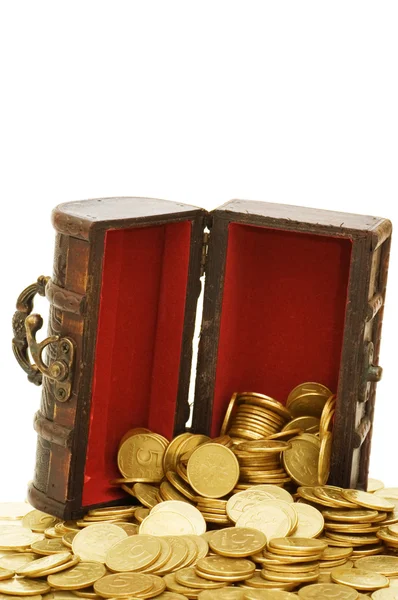 Cofanetto di legno pieno di monete isolate — Foto Stock