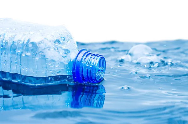 La bottiglia con galleggianti d'acqua — Foto Stock