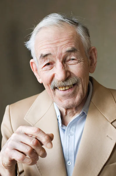 Oude man met snorren in een jasje — Stockfoto