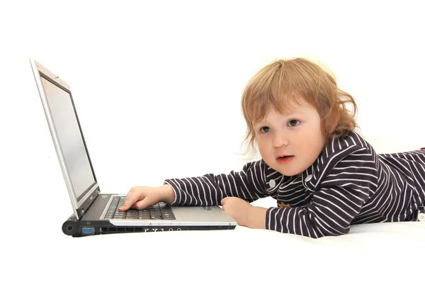 Meisje van de baby die op laptop werkt — Stockfoto