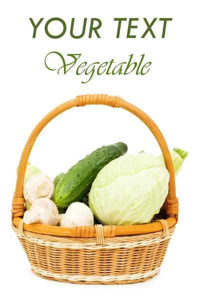 Wattled košík se zeleninou, samostatný — Stock fotografie