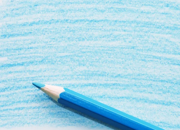 Синий карандаш с раскраской на бумаге — стоковое фото