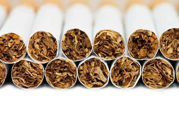 Сигарети ізольовані на білому тлі — стокове фото