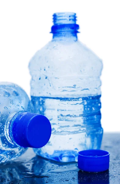 Wasserflasche isoliert auf dem weißen — Stockfoto