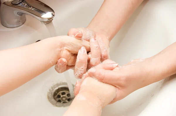 Μαμά πλένει τα χέρια στο παιδί — Φωτογραφία Αρχείου