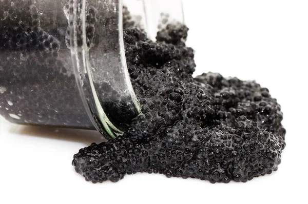 Caviar noir dans un bocal en verre sur un blanc — Photo