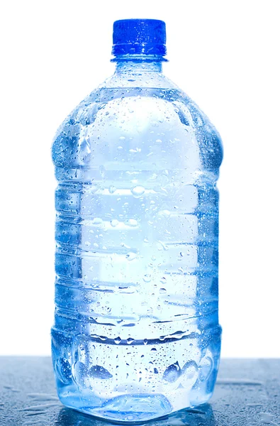 Su şişesi üzerinde beyaz izole — Stok fotoğraf