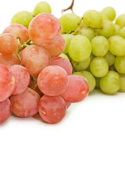 Красный и зеленый свежий виноград изолирован — стоковое фото