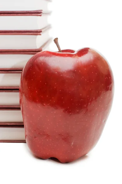 Stoh knih a apple izolované — Stock fotografie