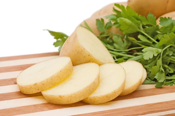 A vágott krumpli, a vágódeszka — Stock Fotó