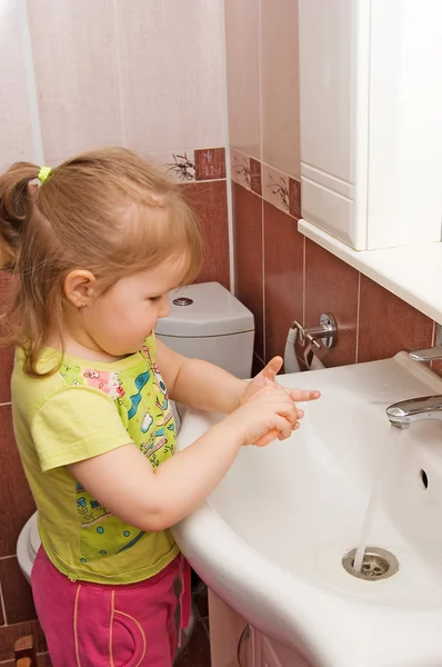 Het kleine meisje wast handen — Stockfoto