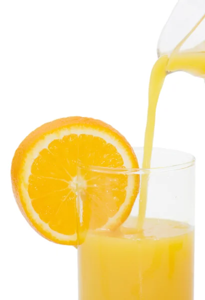 Apelsinjuice i en karaff isolerade — Stockfoto