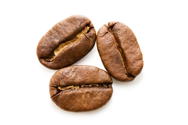 Ізольований макрознімок кавових зерен — стокове фото