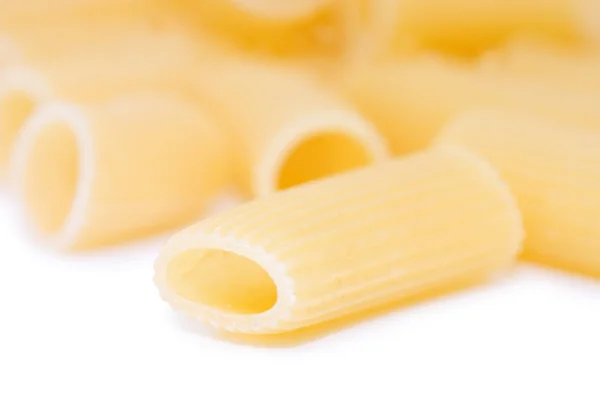 Pâtes Macaroni isolées sur blanc — Photo