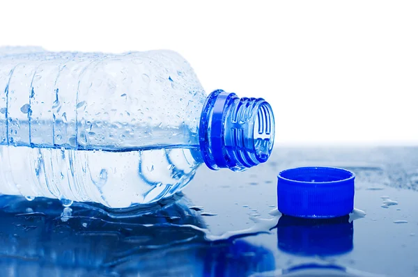 El agua fluye de una botella —  Fotos de Stock