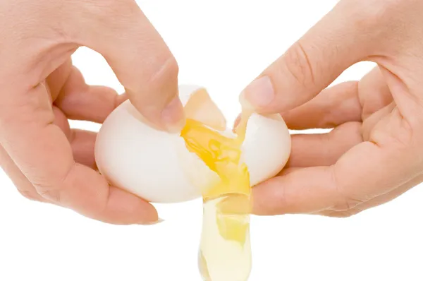 Handen breken een ei — Stockfoto