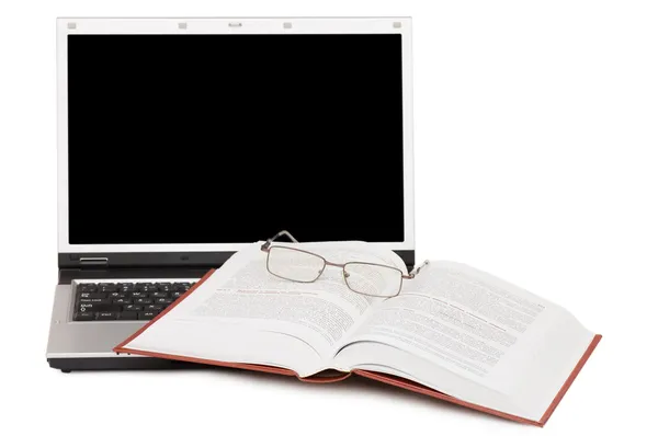 Brillen und Bücher auf dem Laptop — Stockfoto