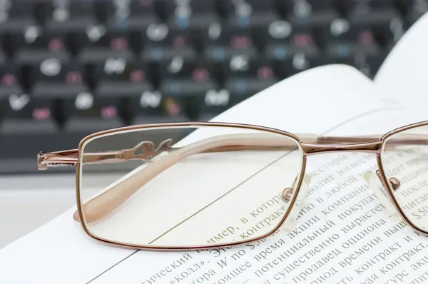 Gözlük ve kitap dizüstü Stok Fotoğraf