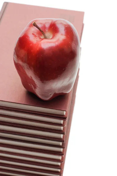 Stoh knih a apple izolované — Stock fotografie