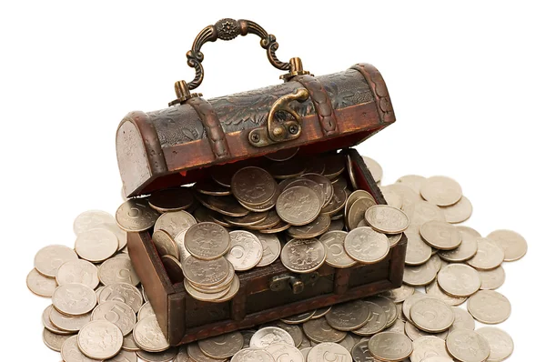 Caixão de madeira cheio de moedas isoladas — Fotografia de Stock