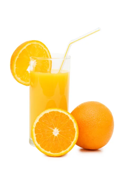 Апельсиновый сок в изолированном графине — стоковое фото