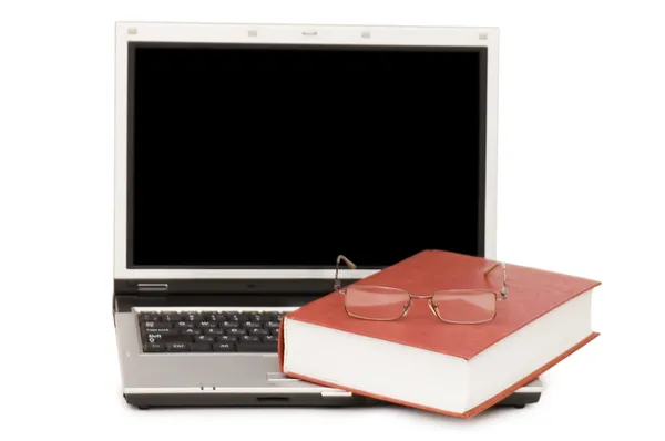 Occhiali e libri sul computer portatile — Foto Stock