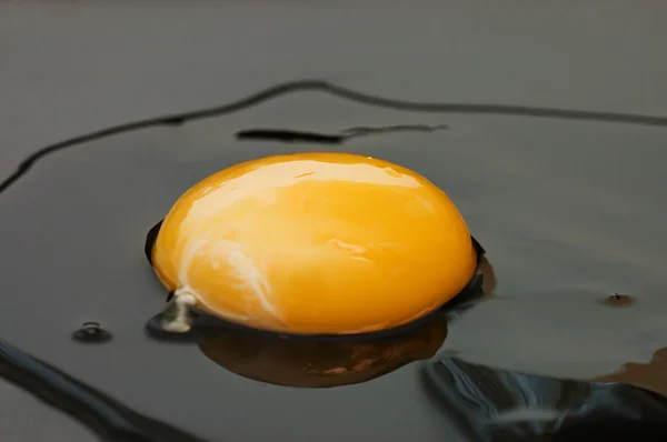 Trasiga ägget isolerade på svart — Stockfoto