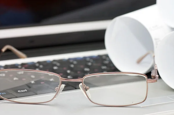 Óculos no computador portátil — Fotografia de Stock