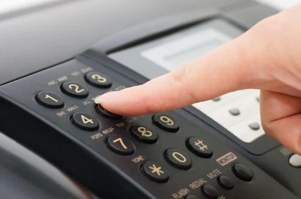 A mão pressiona o botão de fax — Fotografia de Stock