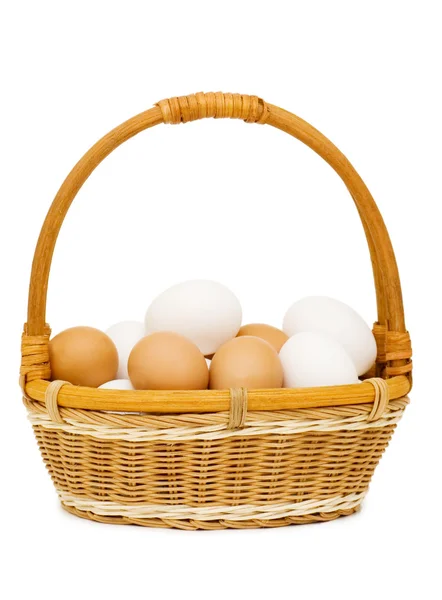 Ovos em uma cesta em um fundo branco — Fotografia de Stock