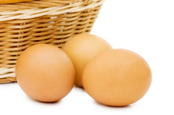 Ägg i en korg på en vit bakgrund — Stockfoto
