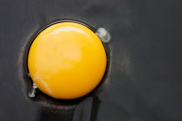 A törött tojás-fekete háttér — Stock Fotó