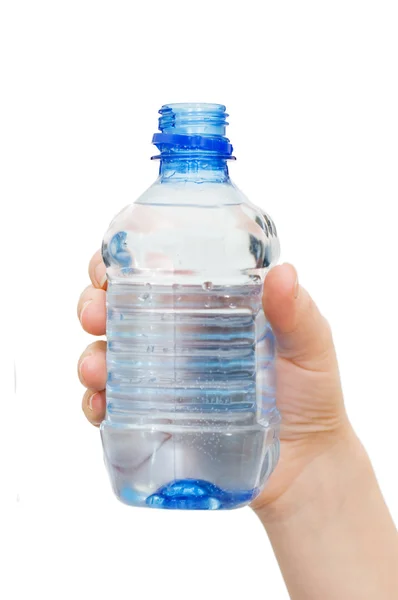 Hand mit Flasche Wasser isoliert auf weißem Hintergrund — Stockfoto